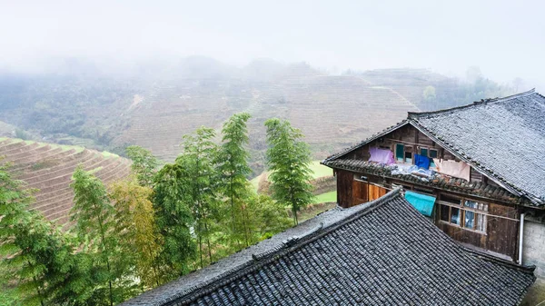 Maisons dans le village de Tiantouzhai et champs en terrasses — Photo