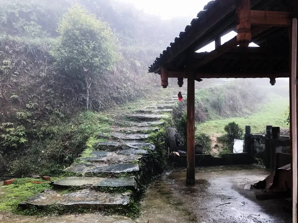 Kroki w pobliżu country house w Tiantou vallage na mokro — Zdjęcie stockowe
