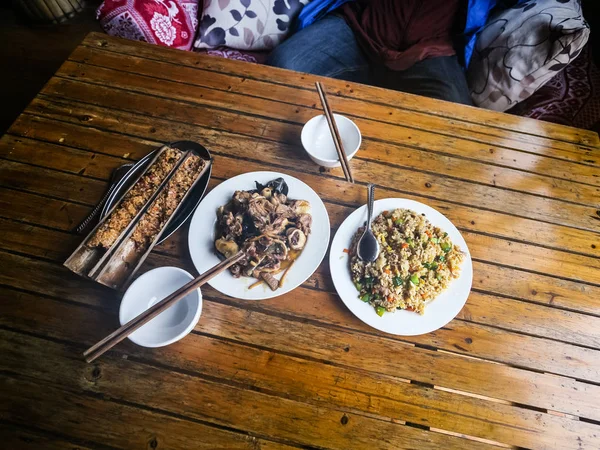 Powyżej widok na obiad serwowany chiński lokalnych — Zdjęcie stockowe