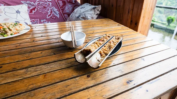 Porsi nasi goreng dalam batang bambu — Stok Foto