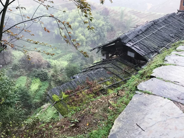 Blick auf Hütte und terrassenförmige Felder von Tiantou aus — Stockfoto