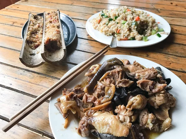 Cena asiática con pollo y champiñones —  Fotos de Stock
