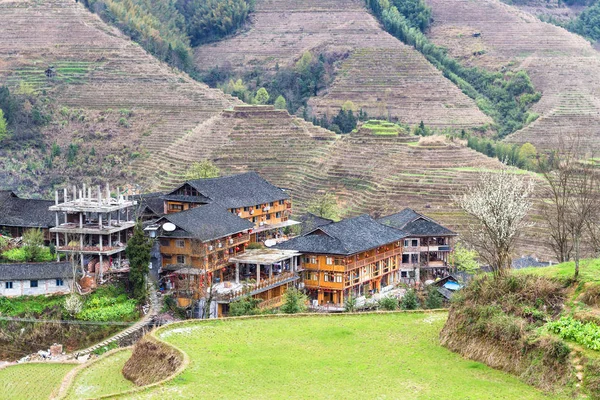 Blick auf Häuser im Dorf zwischen terrassenförmigen Hügeln — Stockfoto