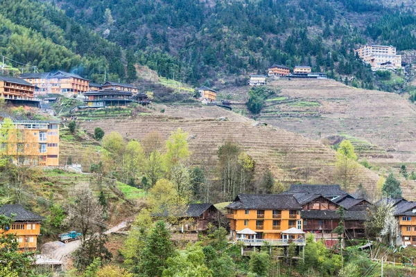 Weergave van huizen in het dorp op terrasvormige heuvels — Stockfoto