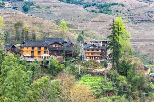 Vista de casas de madera en el pueblo en la colina adosada —  Fotos de Stock