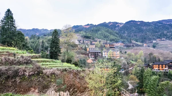 Vista del pueblo de Tiantouzhai en colinas adosadas —  Fotos de Stock