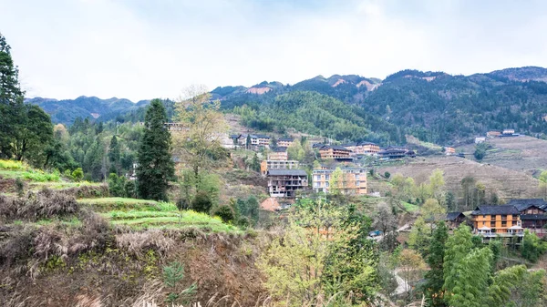 Vista de la aldea de Tiantouzhai en campos de terrazas —  Fotos de Stock