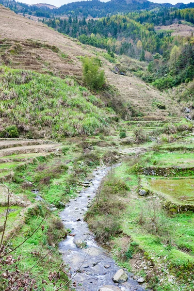Uitzicht op terrasvormige tuinen en streem in Dazhai — Stockfoto