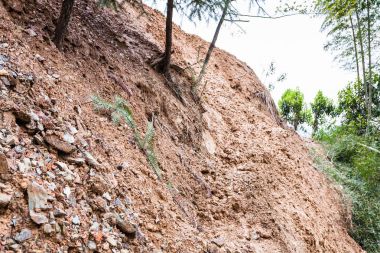 Dazhai dağın yamacında toprak kayması ile yolu