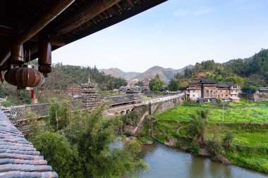 Chengyang Rüzgar ve yağmur Köprüsü ve bahçeleri görünümü