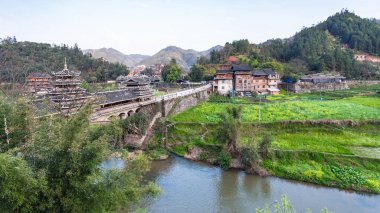 Köprü ve Chengyang Nehri yakınında bahçeleri