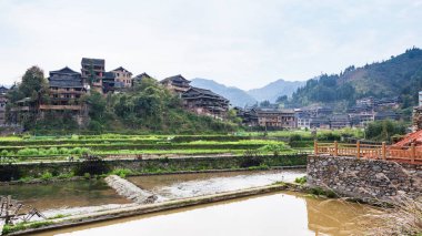 Teraslı paddies ve Chengyang köy evleri