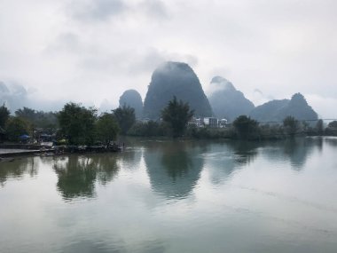 Yangshuo Yulong ve Jinbao Nehri'nin sakin suları