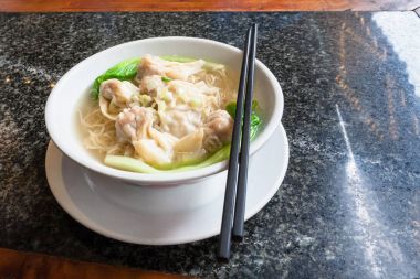 Dim sum şehriye çorbası yemek çubukları ile birlikte