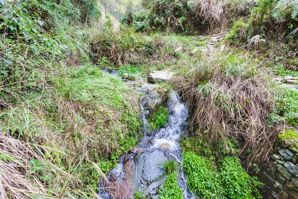 Wasserströme am Berghang im Land Dazhai — Stockfoto