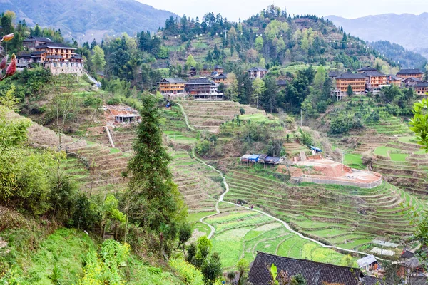 Weergave van Dazhai dorp op terrasvormige groene heuvels — Stockfoto