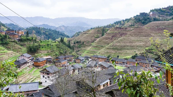 Powyżej widok na wieś Dazhai w górskiej dolinie — Zdjęcie stockowe