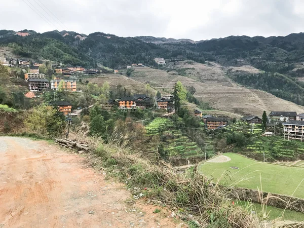 Droga na tarasowe wzgórza w miejscowości Dazhai — Zdjęcie stockowe