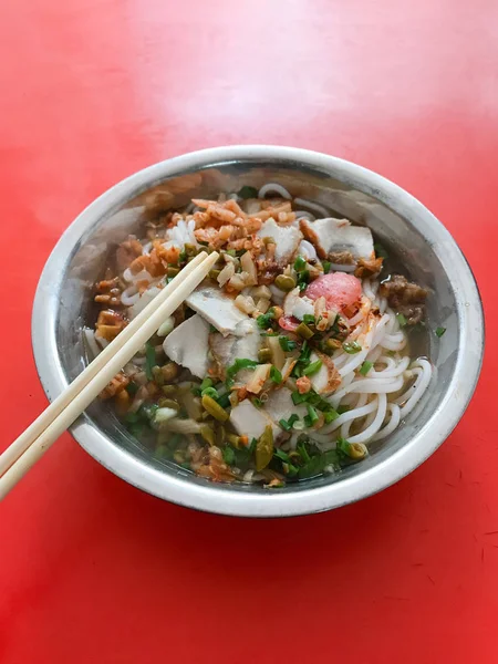 Plato con sopa de fideos udon en la mesa roja — Foto de Stock