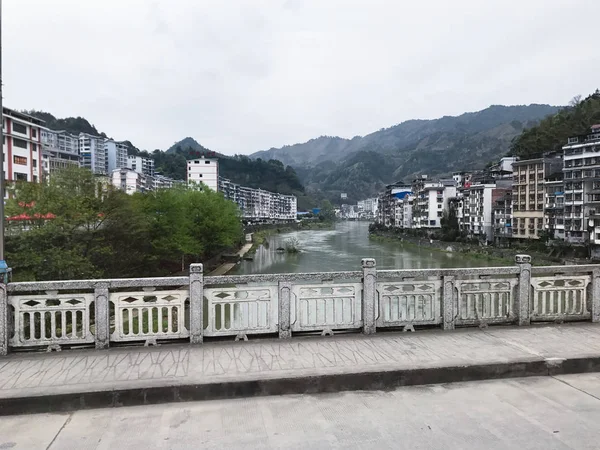 Paisaje urbano con río de la ciudad de Longsheng —  Fotos de Stock
