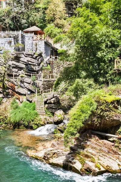 Lungomare del torrente di montagna nel villaggio di Jiangdi — Foto Stock