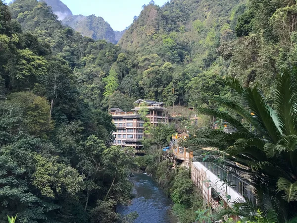 Río y casas en verdes colinas en el pueblo de Jiangdi —  Fotos de Stock