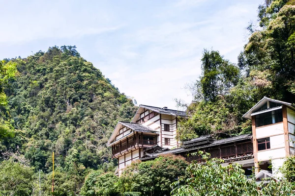 Appartement huizen in de groene heuvels in Jiangdi dorp — Stockfoto