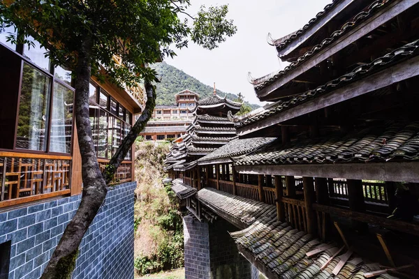 Casas y Dong puente de estilo de la gente en Jiangdi —  Fotos de Stock