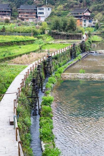 Uitzicht op de tuinen en irrigatiesysteem in Chengyang — Stockfoto