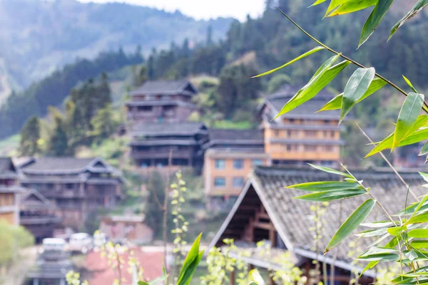 Vihreät lehdet ja ja keskeneräiset talot Chengyangissa — kuvapankkivalokuva