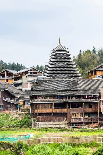 Tour et maisons en bois dans le village de Chengyang — Photo