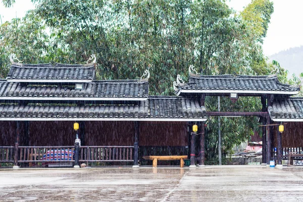 Lluvia sobre la plaza principal en el pueblo de Chengyang —  Fotos de Stock