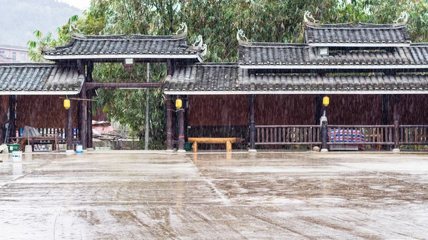 Pioggia sulla piazza centrale nel Folk Custom Centre — Foto Stock