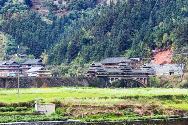Vista de la aldea de Chengyang con puente de los campos — Foto de Stock
