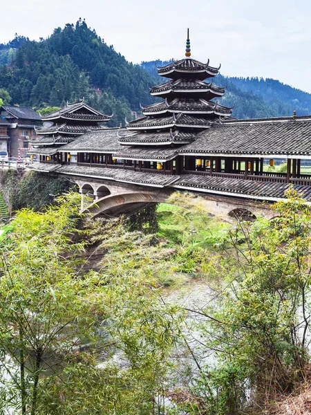 Cubierto Chengyang viento y lluvia puente sobre el río —  Fotos de Stock