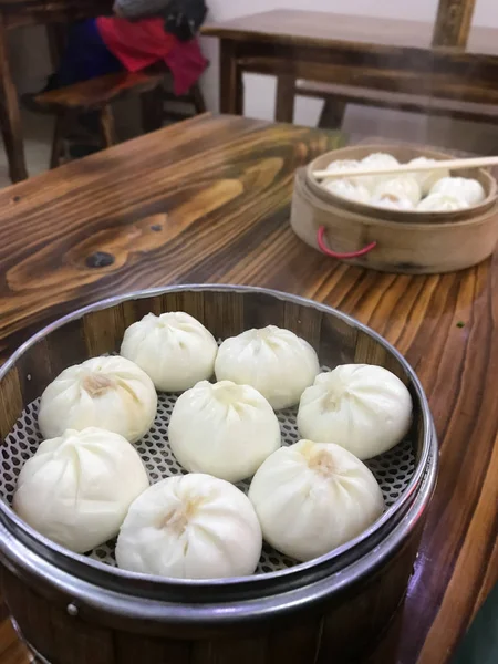 Porção de baozi chinês em restaurantes baratos — Fotografia de Stock