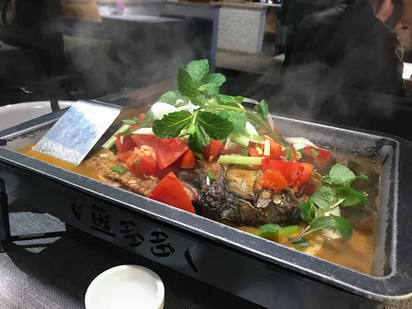 Kızarmış sazan balık sıcak tabakta sebze ile