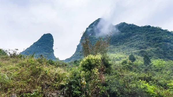 Moln över bergstoppar i Yangshuo — Stockfoto