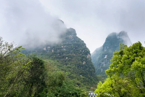 Nuages sur les montagnes karstiques à Yangshuo — Photo