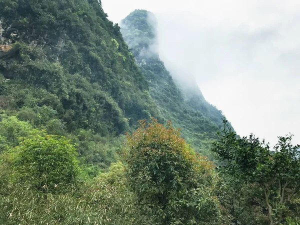 Nubes sobre picos kársticos verdes en Yangshuo —  Fotos de Stock