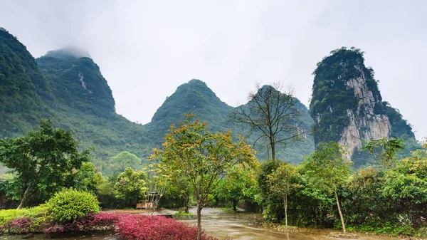 Torget i byn och karst bergen i Yangshuo — Stockfoto