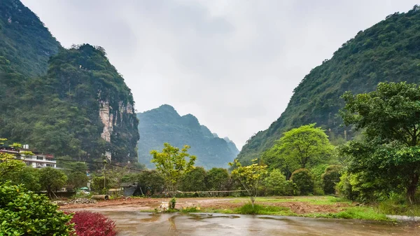 Place dans le village dans la vallée des montagnes à Yangshuo — Photo