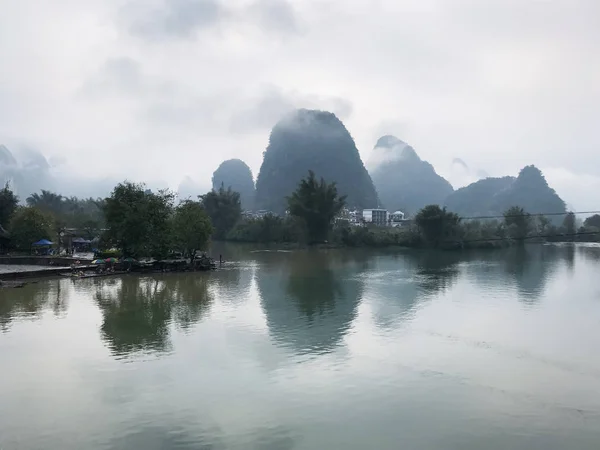Aguas tranquilas del río Yulong y Jinbao en Yangshuo —  Fotos de Stock