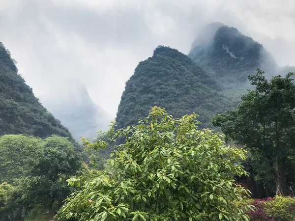 Nuages gris sur les montagnes karstiques vertes à Yangshuo — Photo