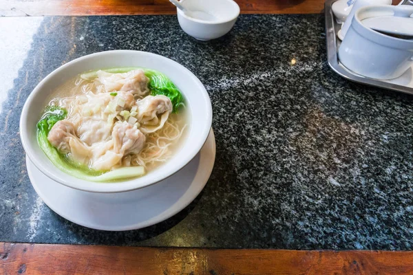 Dim sum avec soupe aux nouilles dans un bol — Photo