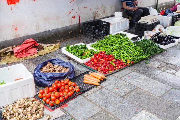 Fresh local garden vegetables on street market — Stock Photo, Image