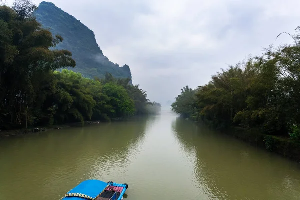 Barco chino en el río cerca de picos cerca de Xingping —  Fotos de Stock