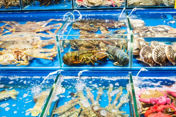 Krabben, Sint-jakobsschelpen vismarkt in Guangzhou stad — Stockfoto