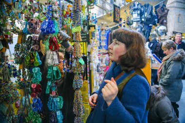 turistler boncuk Floransa'da Murano gözlük satın