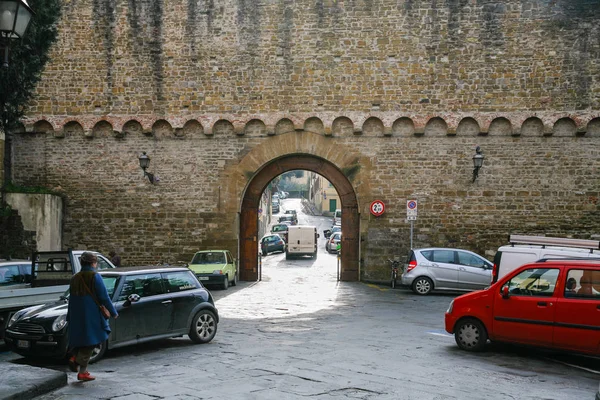 People near gate Porta San Miniato in Florence — Stock Photo, Image
